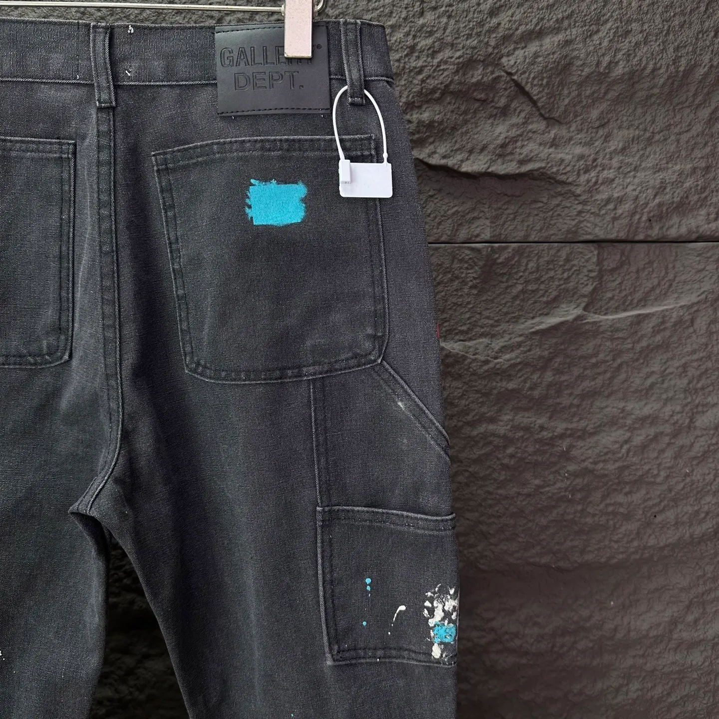 P260 GALLERY DEPT. 2025 new patchwork hand-painted splash-ink couple style loose bootcut jeans 🔥High version🔥High version🔥Top ceiling quality Styles with different washed textures, very friendly to people with thin legs and thick legs, the bootcut version is very flattering to the leg shape Moderate length that never goes out of style, easy to match with casually, basic styling for various styles, a must-have in the wardrobe! The fabric is stiff but also makes the upper body soft without losing texture. The washing process is even more perfect. It is a must-have item for everyone! ! ! Washed wheat, hang tag, pants label, three complete labels Color: dark gray Size: 28, 30, 32, 34, 36 (five sizes)